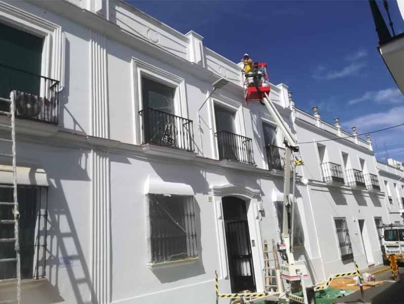 Pinturas y Decoración de interiores José Antonio Lavado grúa en fachada